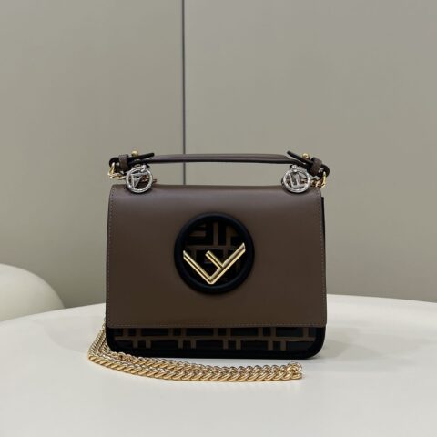 FENDI芬迪FF凸纹印花标志翻盖手袋2820