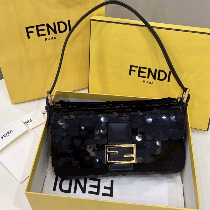 FENDI芬迪珠片修饰腋下法棍包8582