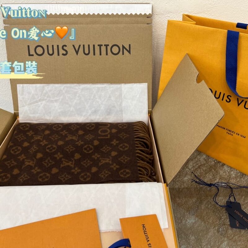 Louis Vuitton MONOGRAM Game on scarf (M77377)