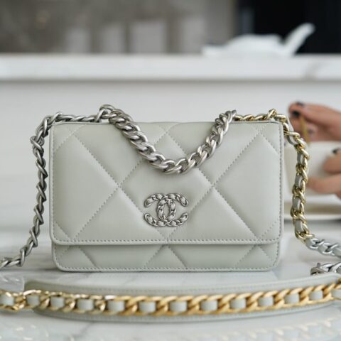 CHANEL 19 WOC 链条包 AP0957浅灰色/银扣