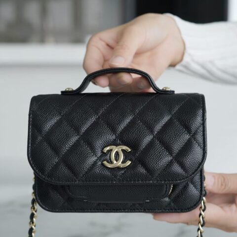 CHANEL 22B 黑色Mini邮差包 AP2914