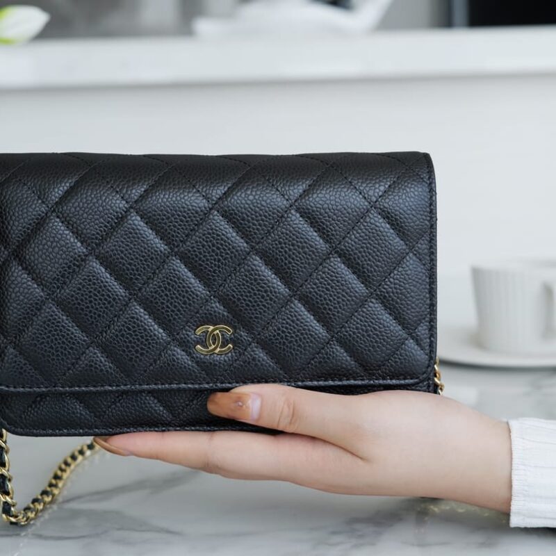 CHANEL WOC 19CM 金色磁扣鱼子酱小牛皮发财包 A33814