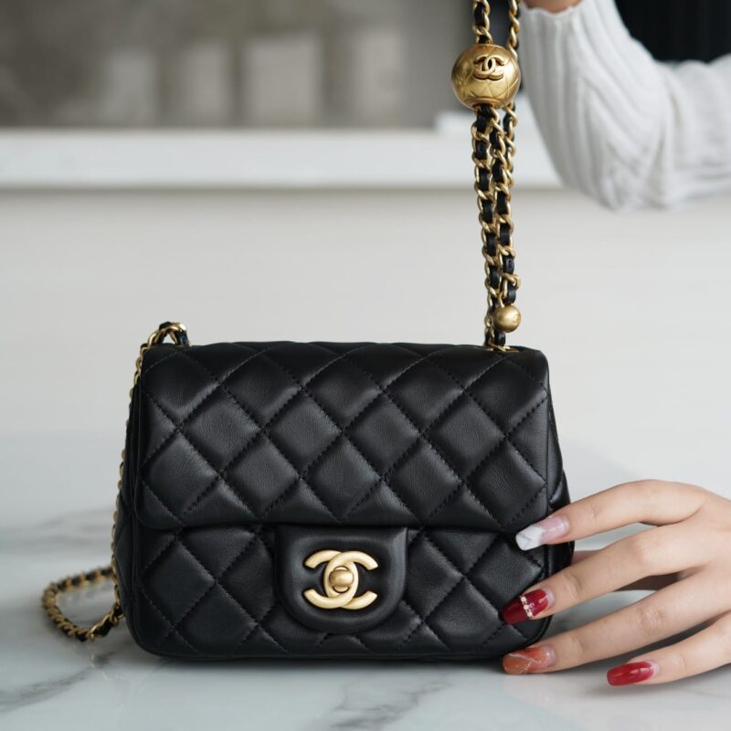 CHANEL 金属球方胖子18CM黑色迷你口盖包 AS1786