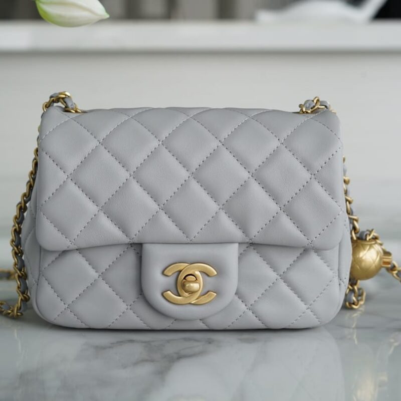 CHANEL 金属球方胖子18CM浅灰色迷你口盖包 AS1786