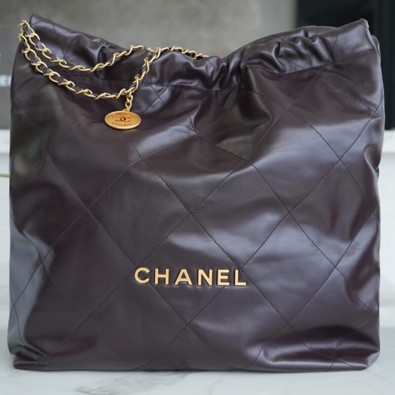CHANEL 22 大号手袋 AS3262巧克力色/金扣