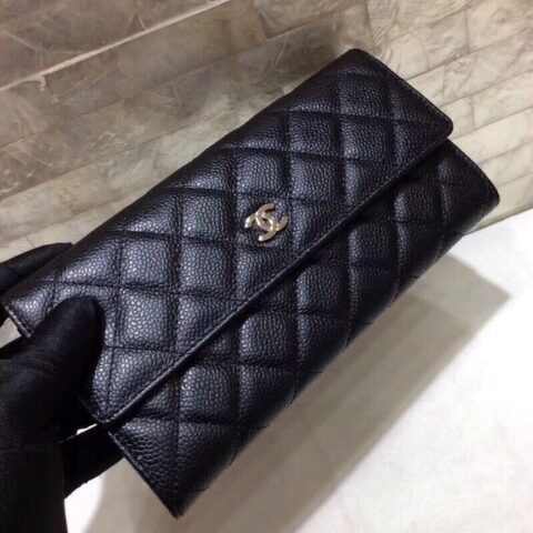 CHANEL 经典进口球纹牛皮银扣二折钱夹 A50096