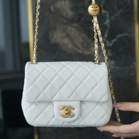 CHANEL 金属球方胖子18CM白色迷你口盖包 AS1786