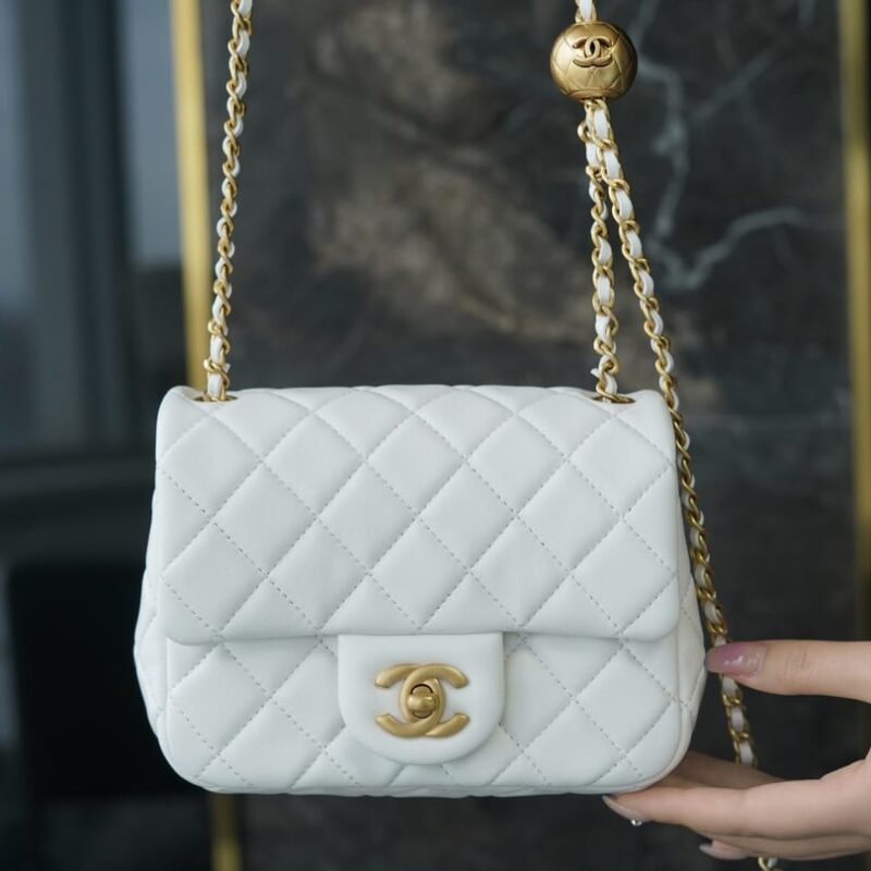 CHANEL 金属球方胖子18CM白色迷你口盖包 AS1786