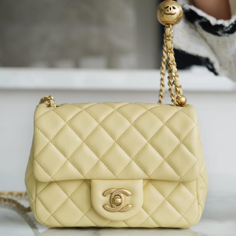 CHANEL 金属球方胖子18CM小鸡黄迷你口盖包 AS1786
