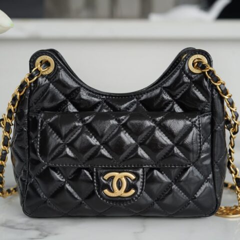 CHANEL 23C 黑色皱纹牛皮小号流浪包 AS3710 B09746 94305