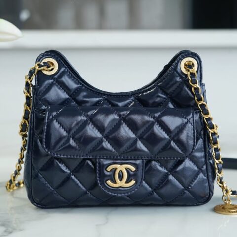 CHANEL 23C 深蓝色皱纹牛皮小号流浪包 AS3710