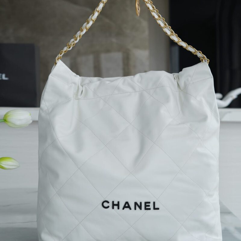 CHANEL 22 大号手袋 AS3262白色黑扣