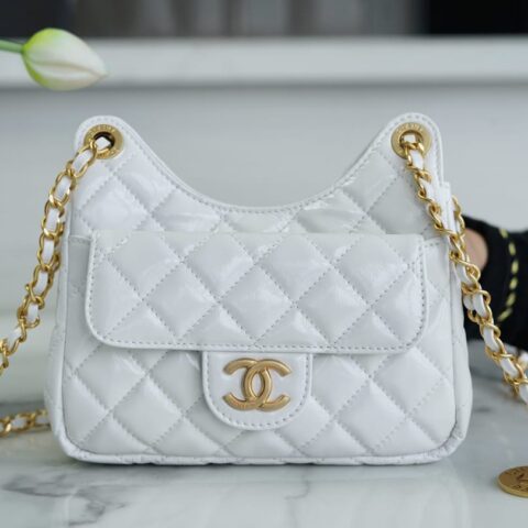 CHANEL 23C 白色皱纹牛皮小号流浪包 AS3710