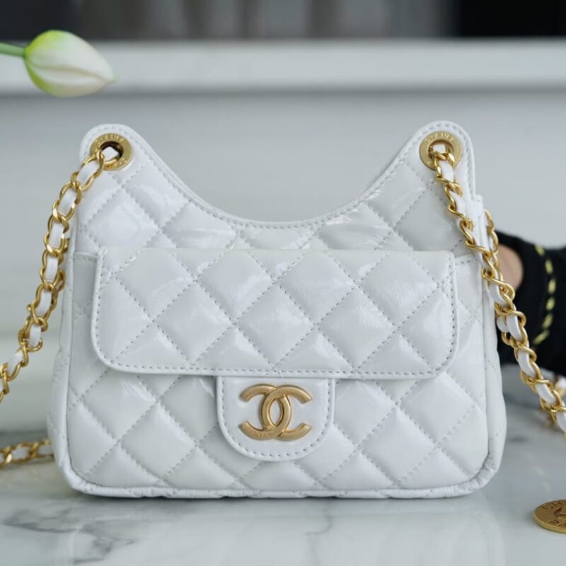 CHANEL 23C 白色皱纹牛皮小号流浪包 AS3710