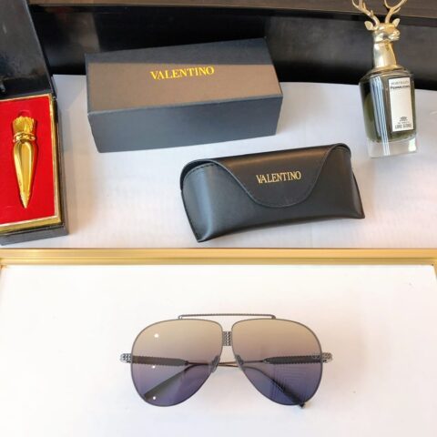 VALENTINO华伦天奴镜腿三面立体铆钉环绕太阳眼镜