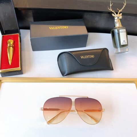 VALENTINO华伦天奴镜腿三面立体铆钉环绕太阳眼镜