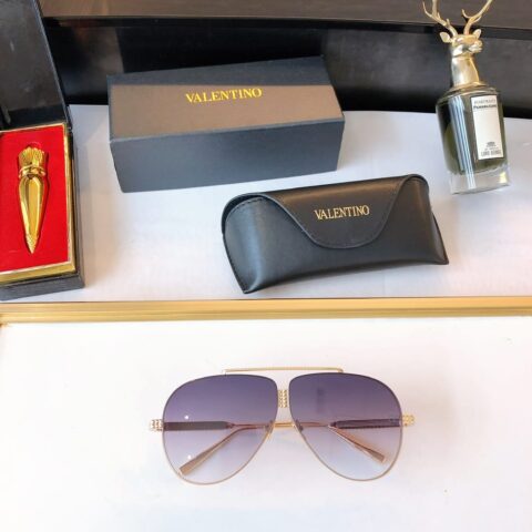 VALENTINO华伦天奴镜腿三面立体铆钉环绕太阳眼镜