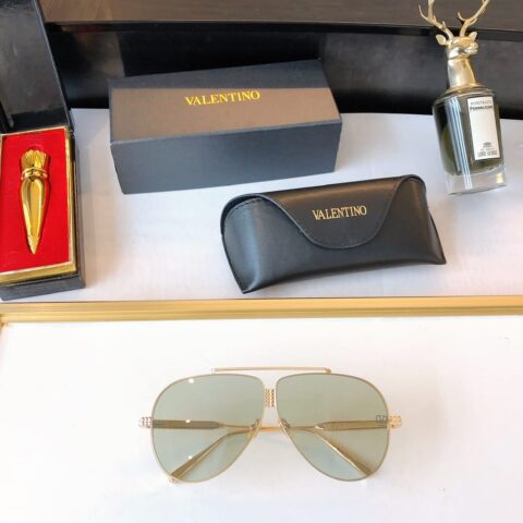 VALENTINO华伦天奴镜腿三面立体铆钉环绕太阳眼镜