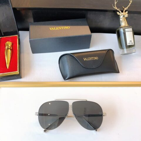VALENTINO华伦天奴镜腿三面立体铆钉环绕太阳眼镜