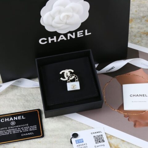 新款☑️CHANEL香奈儿双c锁头包包胸针