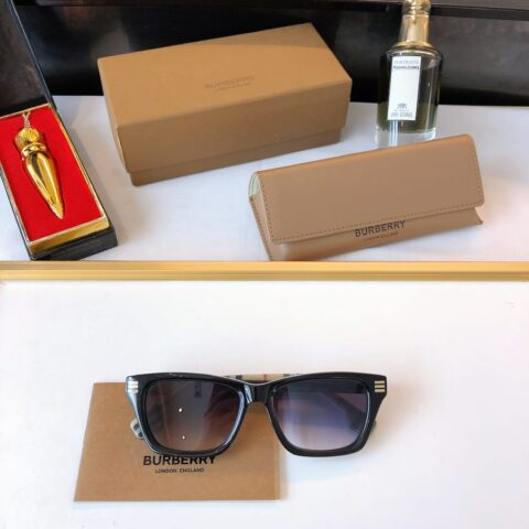 Burberry巴宝莉立体小框男女通用太阳眼镜