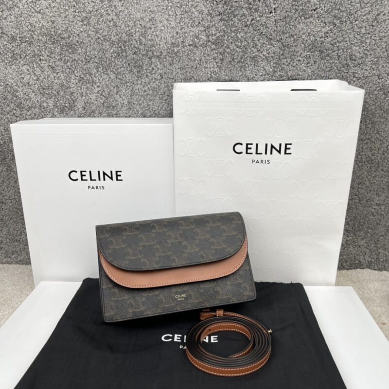 CELINE赛琳TRIOMPHE CANVAS 标志印花和羊皮革饰带钱包100852