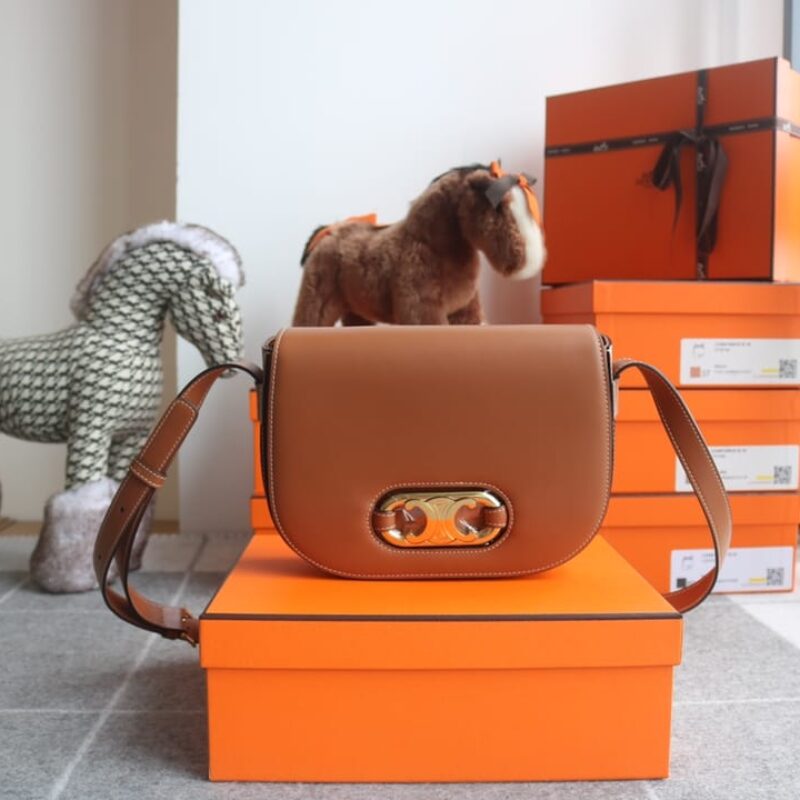 CELINE赛琳MAILLON TRIOMPHE 中号缎面小牛皮手袋193123