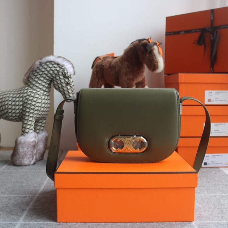 CELINE赛琳MAILLON TRIOMPHE 中号缎面小牛皮手袋193123