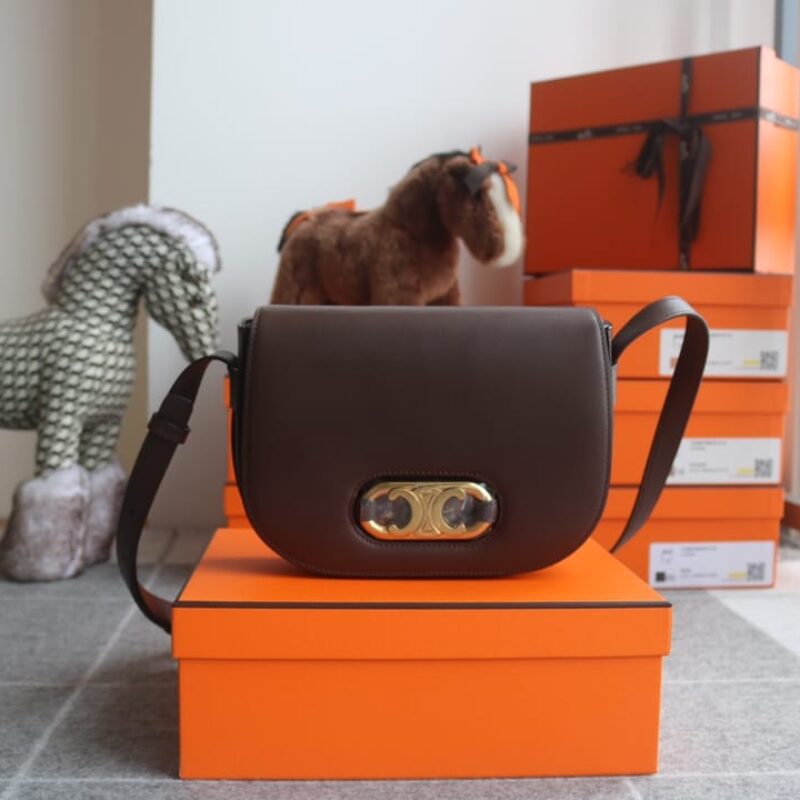 CELINE赛琳MAILLON TRIOMPHE 中号缎面小牛皮手袋193123