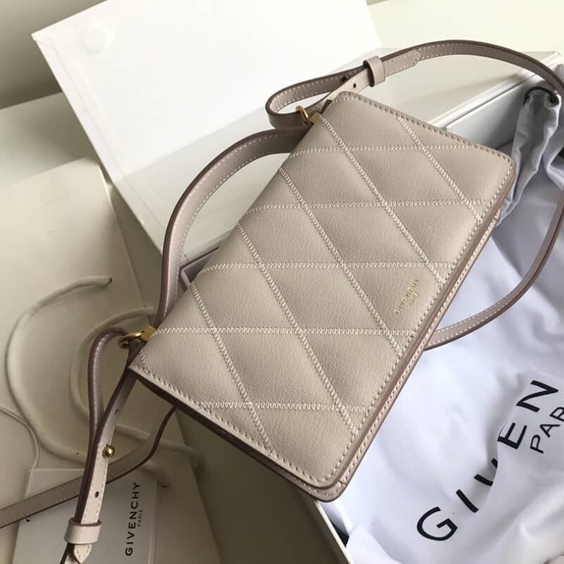 GIVENCHY纪梵希GV3系列-STRAP WALLET斜跨包0149