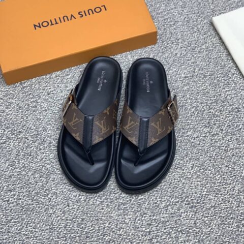 LV/路易威登   采用经典的PVC与黑色鞋底形成男士运动鞋