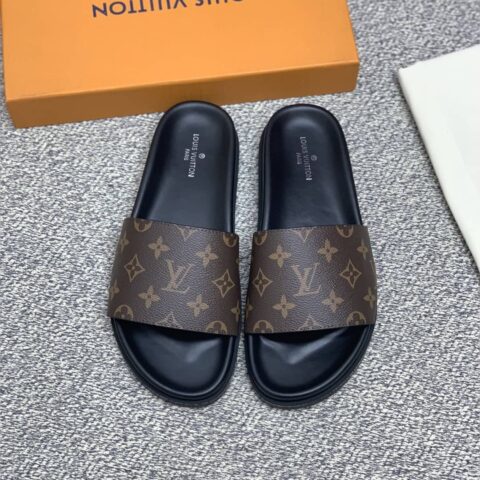 LV/路易威登   采用经典的PVC与黑色鞋底形成男士运动鞋