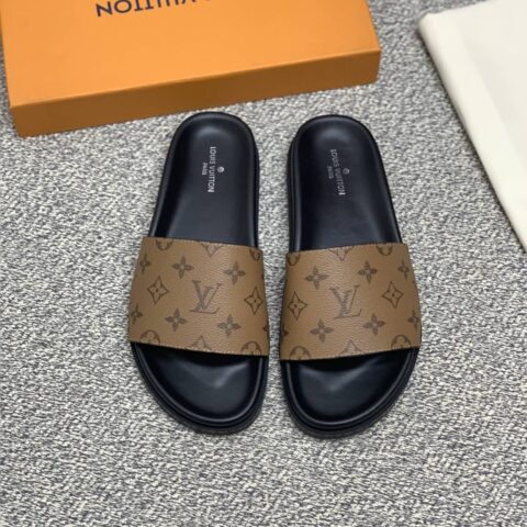 LV/路易威登   采用经典的PVC与黑色鞋底男士运动鞋
