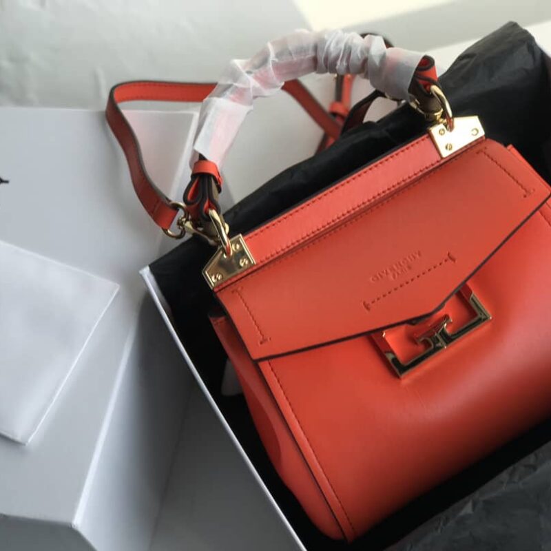 Givenchy纪梵希独家小牛皮Mini Mystic手袋0136