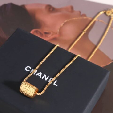 新款☑️CHANEL香奈儿双c金色中古三角形三面项链