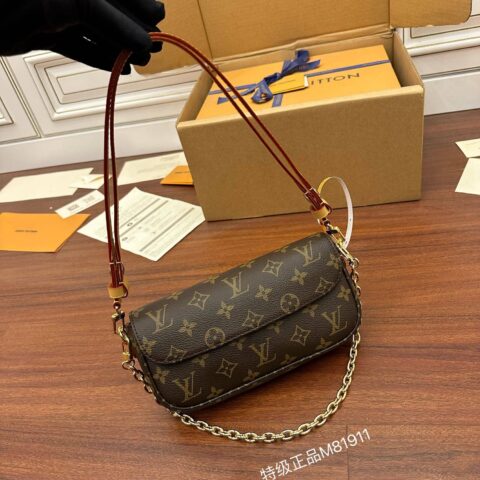 LV M81911 Wallet on Chain Ivy