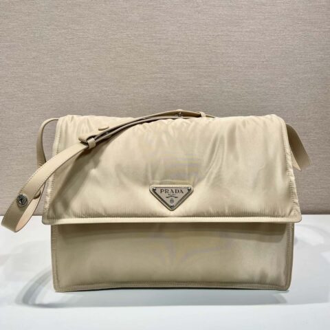 PRADA普拉达独特加衬尼龙男女通用邮差包1BD256