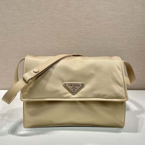 PRADA普拉达独特加衬尼龙男女通用邮差包1BD255