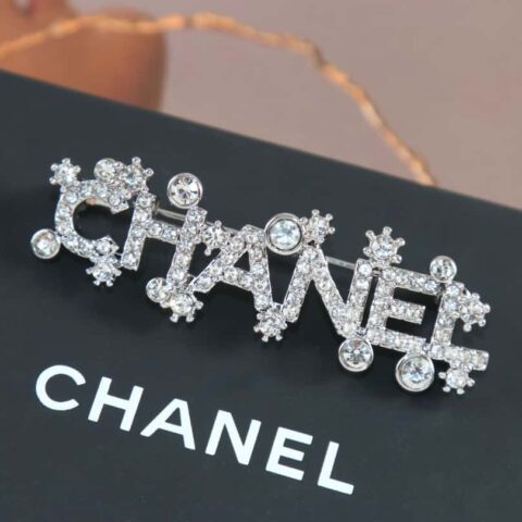 新款☑️CHANEL香奈儿满钻CHANEL字母雪花胸针
