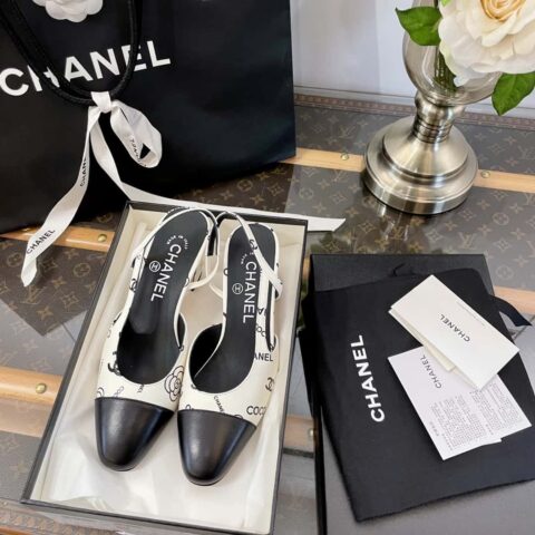 chanel香奈儿   𝟐𝟎𝟐𝟑小香黑白拼色满logo粗跟凉鞋