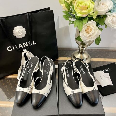 chanel香奈儿   𝟐𝟎𝟐𝟑小香黑白拼色满logo粗跟凉鞋