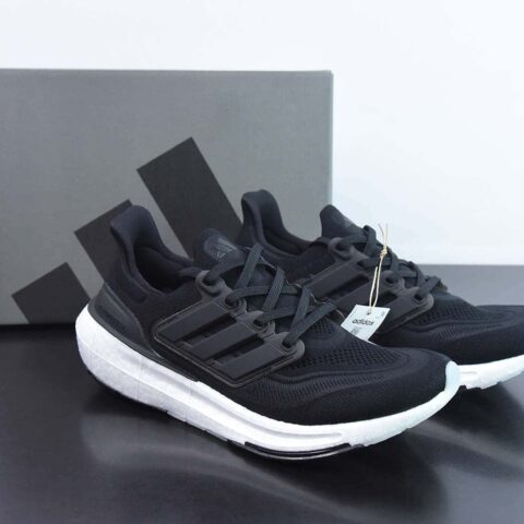 Adidas ULTRA BOOST LIGHT 缓震运动休闲轻便透气跑步鞋 货号：GY9351