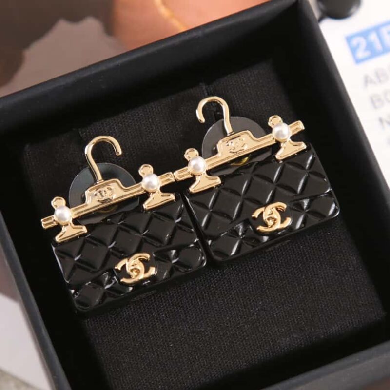 新款☑️CHANEL香奈儿c1双c衣架包包👜耳钉耳环