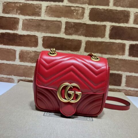 GUCCI古驰GG Marmont系列绗缝迷你肩背包739682