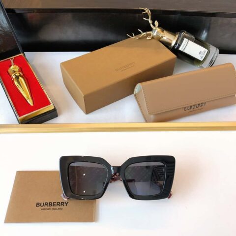 Burberry巴宝莉格纹元素女士太阳眼镜