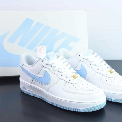 Air Force 1 '07 Low QS"White/Ice Blue Mini Swoosh"空军一号经典低帮百搭休闲运动板鞋“皮革白冰蓝刺绣小钩子” 货号：CV5696-962