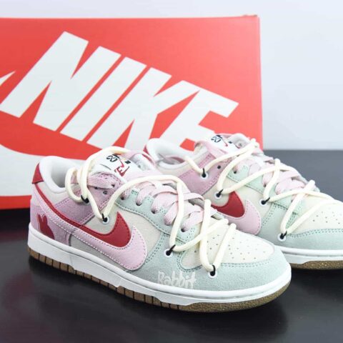 Nike SB Dunk Low 解构绑带 双勾 85系列 兔年限定 🐰 粉兔 货号：DO9457 136