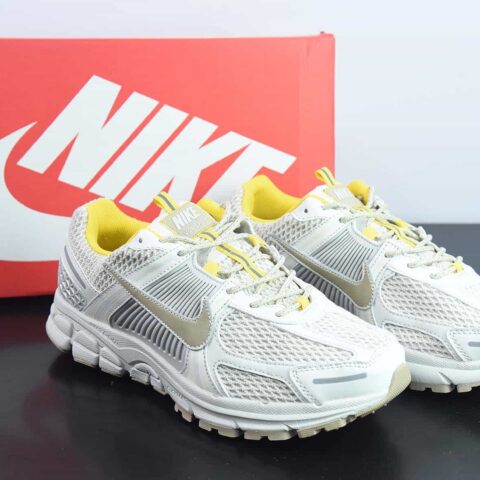 Nike Zoom Vomero 5"Light Bone Yellow"佛莫罗5代系列“骨白浅黄”货号：FJ7694-020