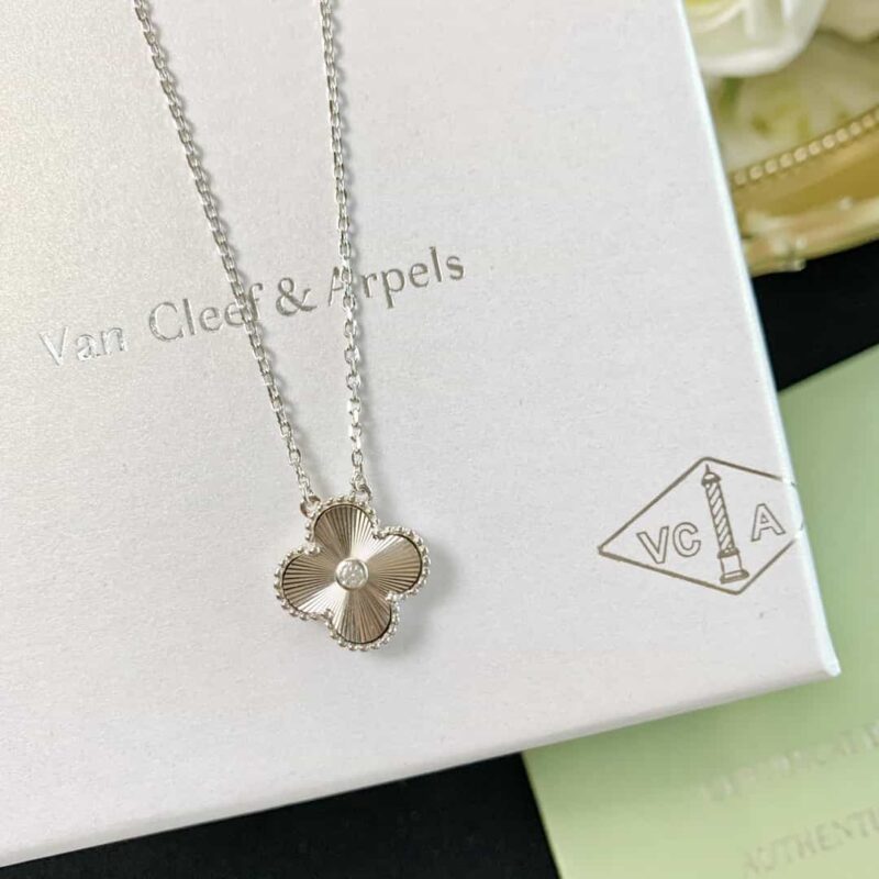 Van Cleef &Arpels 梵克雅宝圣诞限量四叶草项链