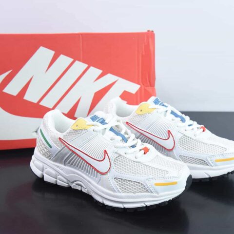 Zoom Vomero 5"520/Silver/Pink"佛莫罗5代系列经典复古休闲运动慢跑鞋“白红”货号：FN3446-111